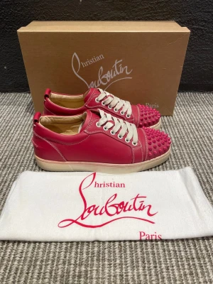 Christian Louboutin skor - Hej, säljer nu dessa svin snygga Christian Louboutin skor. Skorna är i grymt skick!  Begränsat antal boxar och dustbag. Hör av dig vid frågor.