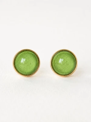 Äppelgröna örhängen  - Tjusiga nya örhängen i färgen äppelgrön.                       Mått: 12mm i diameter                                                        Material: Guldfärgad mässing. Glas                                                                 Örhängena skickas i en hård fin liten kartong där smycket är omsorgsfullt inslaget i vackert silkespapper.