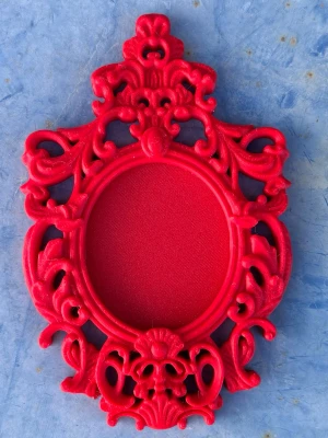 Victorian Photo Frame - ▫ Size: 9.5x16 cm / 3.7x6.3 inches ▫The frame is suitable for a photo of: 6x11 cm / 2.4x4.3 inches ▫ Material: 3D-printed PLA plastic ▫ Lightweight ▫ Shipped with double-sided tape   