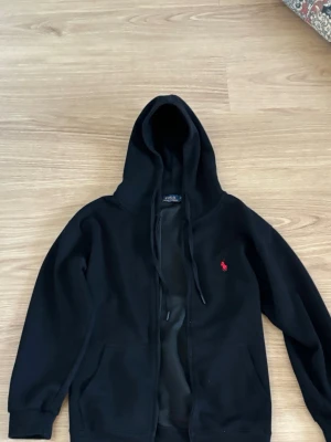 Svart polo full zipper  - Topp klass Polo full zipper   Skön kvalité och priset kan diskuteras 