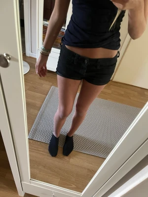 Svarta lowwaist shorts - Säljer ett par svarta lowwaist Hollister shorts med klassisk femficksdesign och knappgylf. De är tighta och har en enkel, stilren look som passar perfekt till sommaren. Materialet känns mjukt och bekvämt mot huden. Dem är typ  storlek xs eller S 