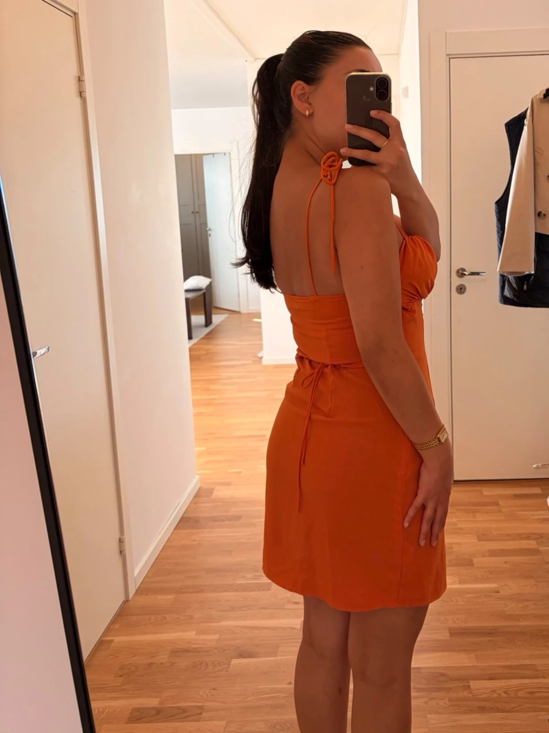 Orange kort klänning med knytband - 1