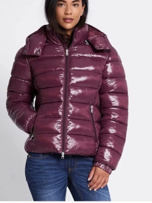 Glansig vinröd pufferjacka med huva - Snygg vinröd pufferjacka med glansig finish och avtagbar huva. Jackan har dragkedja framtill, två sidofickor med dragkedja och quiltad design. Perfekt för kalla vinterdagar och ger en trendig look.