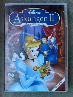 Askungen 2 DVD - DVD-film med Disney Askungen II - Drömmen slår in. Filmen har text på svenska, finska, engelska, isländska och ryska. Ljudformat är Dolby Digital 5.1 på svenska, finska och engelska, samt Dolby 2.0 på ryska och isländska. Produktionår 2001. Speltid 1 timme och 10 minuter. Bildformat 16:9.  Finns på språk: Svenska, Engelska, Finska, Ryska, Isländska   OBS!! skivorna är begagnade så det kan förekomma repor/hairlines på skivorna, men då jag kollar igenom alla filmer jag säljer garanterar jag