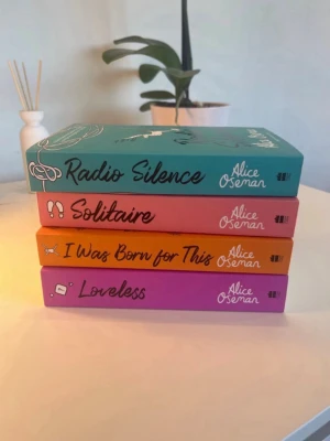 Bokserie av Alice Oseman - Säljer ett helt nytt bokpaket med fyra böcker av Alice Oseman: Radio Silence, Solitaire, I Was Born for This och Loveless.