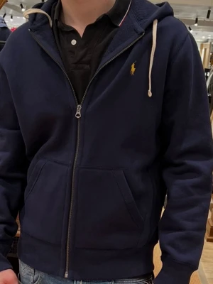 Mörkblå hoodie från Polo Ralph Lauren - Mörkblå zip-up från Ralph Lauren i toppen skick. Det finns små tecken på användning. Storlek M. Hör av er med frågor eller funderingar 🤝