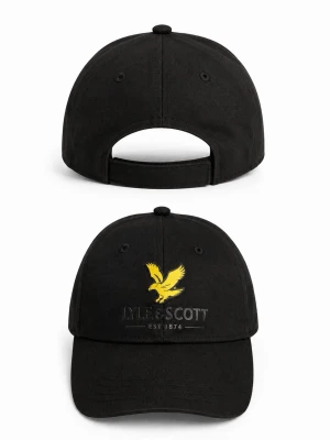 Svart keps från Lyle & Scott - Snygg svart keps från Lyle & Scott med klassisk böjd skärm och justerbar rem bak. Framtill finns en gul broderad örn och diskret logotyp. Tillverkad i bomull för en bekväm känsla och stilren look.