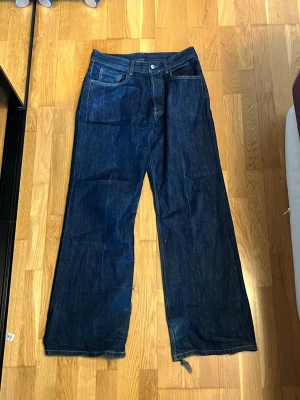 2021m Raw Denim Acne Studios Jeans - Jeansen är i bra skick. Lite heeldrag på dom fast annars är allt bra skick. De är storlek 31/32 och köptes i Stockholm för några år sedan. 