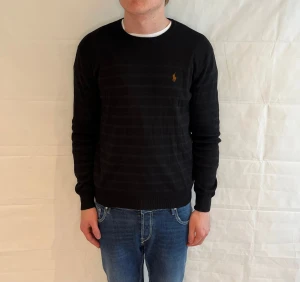Polo Ralph Lauren Prima Cotton Sweater Striped Black - Svart stickad tröja i bomull, begagnad i mycket gott skick.