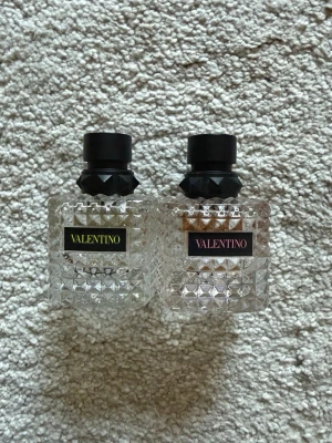 X2 Valentino parfymer 50 ml (lite kvar) - Säljer dessa två parfymer från valentino, lite kvar i flaskorna, storleken på flaskorna är 50 ml💓