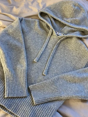 Zara stickad hoodie  - Grå stickad Zara hoodie i strl S!!💕