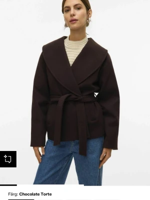 Brun kappa från Vero Moda - Använd en vår, inga defekter! Svår att få tag på, köptes för 749kr från Zalando.