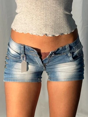 Low jeansshorts 20061 - Midjemått: 34cm. Gren: 15cm. (Storlek xs.) Kolla in min profil, följ för fler plagg🙌