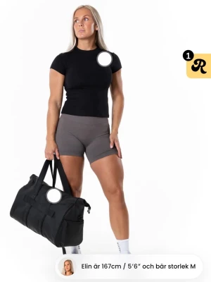 Grå högmidjade träningstights shorts - Nypris 579kr, sista bilden är hur dom ser ut på mig som är 165cm. Råka slänga påsen som paketet kom i och kan därför inte lämna tillbaka, helt nya med prislapp på.💕