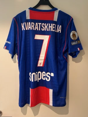 PSG 26/27 Kvaratskhelia  - En PSG tröja 26/27 Kvaratskhelia spelar version, storlek L helt ny