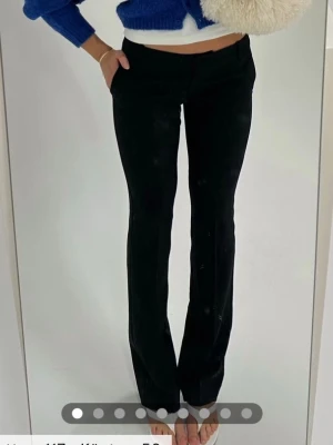  kostymbyxor - Säljer mina VERA kostymbyxor från bikbok i tall. Lite noppriga på låren, annars inga defekter😊