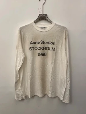 ACNE STUDIO LONGSLEEVE  - Vit acne studio longsleeve, ja gula taggen följer med. Oanvänd (ÄKTA)