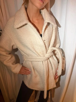 Fluffig Kappa 🤍 - En supersöt kappa i mysigt fluffigt material från Vero Moda. Har en liten fläck som säkert går bort i tvätten, har inte försökt bara.🤍 Använd en höst.