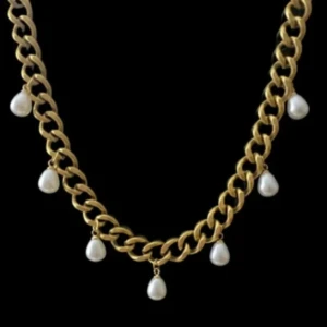 Guldhalsband med pärlor - Elegant guldhalsband med tjock kedja och fem hängande pärlor. Perfekt för att ge en lyxig touch till din outfit. Kedjan har en klassisk design som kompletteras av de vackra pärlorna.