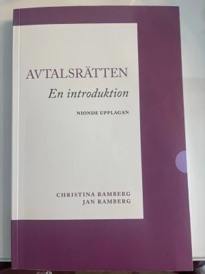 Avtalsrätten En introduktion - Lärobok i avtalsrätt, nionde upplagan, skriven av Christina Ramberg och Jan Ramberg. Boken har ett lila och vitt omslag med tydlig text och ges ut av Norstedts Juridik. Perfekt för juridikstudier på universitet och högskola.