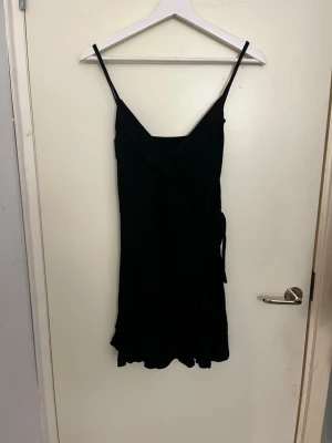 Knyt klänning  - En jättefin knyt klänning som man knyter framtill, superfin och i bra skick.