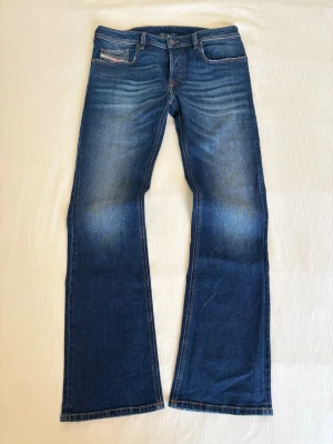 Vintage Diesel Jeans Bootcut - Zatiny - Tjeenna!! Säljer mina diesel zatiny i storleken 32/32 🫣passformen är Regular bootcut flared och jeansens wash är helt sjuk 🤩tveka inte på skriva ifall ni har några frågor🥰