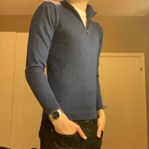 Snygg halv zip  - Riktigt skön blå halv zip från Luca Nobili. 100% Merinoull. Tröjan är i bra skick och har inga synliga defekter. Det står storlek M i den  men den är slimfit och upplevs av mig som  XS . Personen på bilden är 185 cm lång och väger ca 70kg.