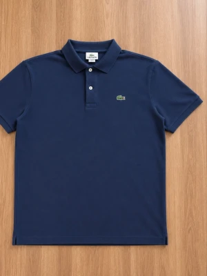 Lacoste piké - Tjena! Jag säljer en riktigt snygg Lacoste piké. Den är i mycket bra skick men är lite färg blekt! Den är självklart äkta✅ Skicka om du har några frågor☺️