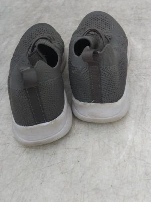 Grå stickade sneakers med vit sula - Snygga grå sneakers med stickad ovandel och vit, mönstrad sula. Skorna har en sportig look med dragflik bak och är lätta att ta på. Perfekta för dig som gillar en clean och modern stil. Pris kan diskuteras 