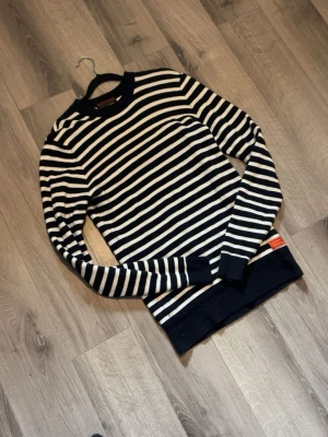 Stickad tröja - Stickad tröja med snygga ränder. Passar året om! Inga defekter på tröjan👌🏻👌🏻                                  Kom med frågor!