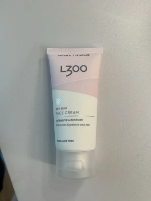 L300 ansiktskräm för torr hud 60ml - L300 Intensive Moisture Face Cream är en parfymfri ansiktskräm speciellt framtagen för torr hud. Tuben är ljusrosa och vit, rymmer 60 ml och återfuktar samt skyddar huden effektivt. Perfekt för dig som vill ha intensiv fukt utan doft.