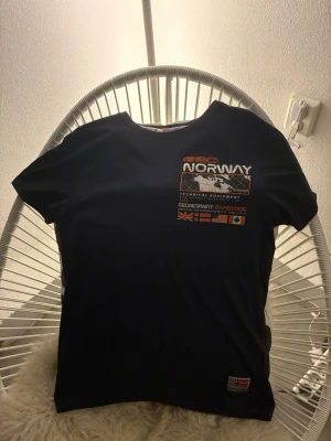 Geographical Norway T-Shirt - Mörkblå T-Shirt från Geographical Norway