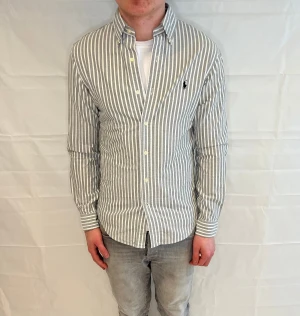 Polo Ralph Lauren Slim Fit Shirt Striped Men's - Randig slim fit-skjorta i 100% bomull, pre owned i mycket gott skick.