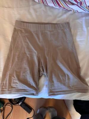 Cykelbyxor/ underbyxor  - Ett par jättesköna ”cykelbyxor” från Gina Tricot. Vet inte vad man kallar de men de är perfekta att ha under klänningar och kjolar, kan vara lite långa men går jättebra att vika upp. Säljer dessa då jag har två stycken! 