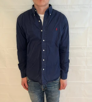 Polo Ralph Lauren Classic Fit Shirt Blue Men's - Blå skjorta i classic fit, 100% bomull, begagnad i mycket gott skick.