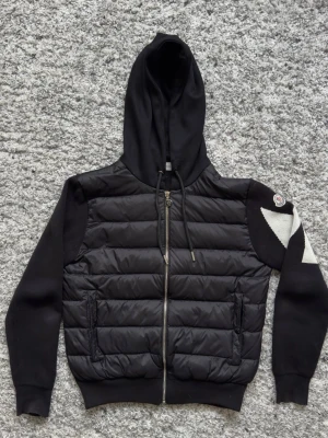 Moncler Cardigan - Moncler cardigan, 7/10 cond. Äkthetscertifikat bifogat från Authentic Detective. Passar S/XS (liten i storleken. Priset går givetvis att diskuteras sålänge det hålls rimligt.