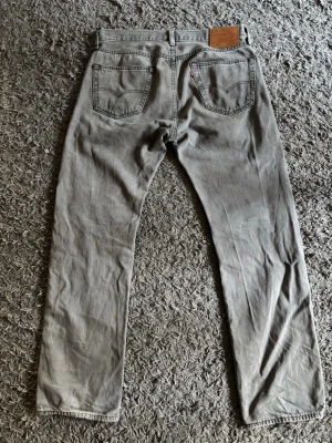 Levis 501 – Grå jeans – W33, L32 - Säljer ett par Levis 501 som är i riktigt bra skick. Använda sällan och väll omhändertagna.  Storlek: W33, L32 