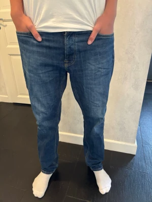 Blå raka jeans herr - Säljer mina blåa lee jeans i modellen Darren zip fly  . Storlek W33 L32. Jeansen har en liten slitning vid hälen men inget som syns när man har dem på.