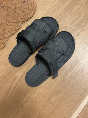 Dior Alpha tofflor  - Tjenare, säljer dessa sällsynta dior tofflorna som inte säljs längre. Storlek 44 men passar lite mindre. Meddela vid frågor 