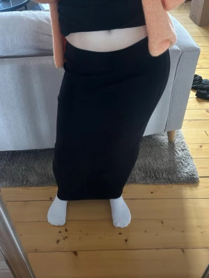Svart långkjol  - Säljer en svart långkjol. Super skönt material, stretchig. Använd en gång på begravning så väldigt fint skick. Storlek xxs passar mig som har xs/s. Kolla gärna mina andra annonser för paketpris!🤍