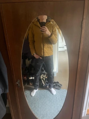 Dunjacka Patagonia Regular fit (Men’s Jackson Glacier Jacket). - Orange Dunjacka från patagonia, storlek: S (längden är lite mer som M). Bra skick 0 skador. Justerbar luva med snöre/spänne. Fungerar suveränt till Sen höst/Vinter och som Skidjacka. 3 totala fickor. Fylld med återvunnet dun. Pris är diskuterbart (har kvitto).