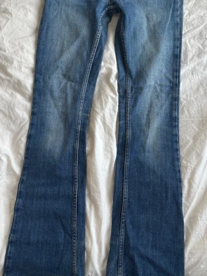 Blå bootcut jeans från subdued - Säljer ett par blå bootcut jeans från subdued i storlek 38, typ xs💗 nypris 699 kr. Lite slitna längs ner men inget märkvärdigt