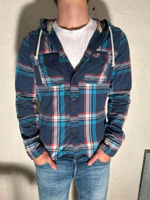 Overshirt|Hollister~vintage - Flannel Overshirt från hollister perfekt nu inför hösten🍁. Priset går att diskuteras vid snabbaffär. Skriv vid minsta fundering. Modell är 185cm.
