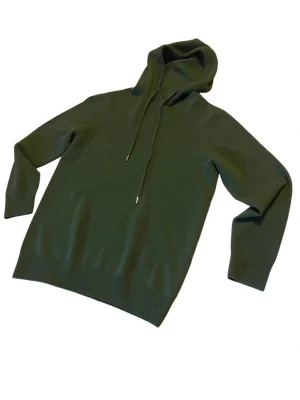 Grön merinoull Hoodie - Olivgrön / Army Green - Olivgrön merinoull Hoodie – Skön favorit i perfekt färg Snygg hoodie i trendig olivgrön / army green. Mjuk, varm och riktigt skön med huva och kangaroo-ficka. Enkel att styla till allt – jeans, joggers eller shorts. Perfekt för hösten och lager-på-lager. Mycket fint skick, inga fläckar eller hål, bara lätt använd. Säljer då den inte kommer till användning. 