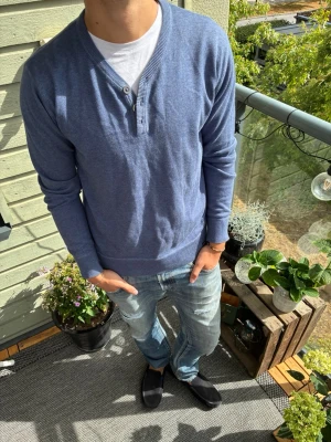 Blå Farfartröja tröja från Redwood - Unik Farfartröja i super skick! Skriv vid funderingar och följ för mer!🤝 Axelbredd: 41 Längd: 65✅