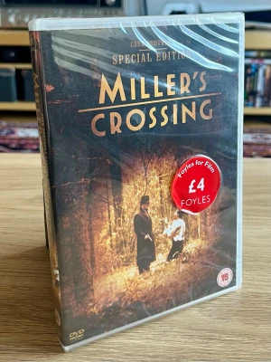 Miller’s Crossing – Special Edition – DVD – NY & INPLASTAD - Säljer Miller’s Crossing – Special Edition, Coen-brödernas hyllade gangsterfilm, på DVD.  ⭐ Fortfarande fabriksinplastad – aldrig öppnad 🎬 Regi: Joel & Ethan Coen 📀 Special Edition 📦 Mycket fint samlarskick – se bilder  En riktig Coen-klassiker och ett fint exemplar för filmsamlaren.  Samfraktar gärna med mina övriga filmer.