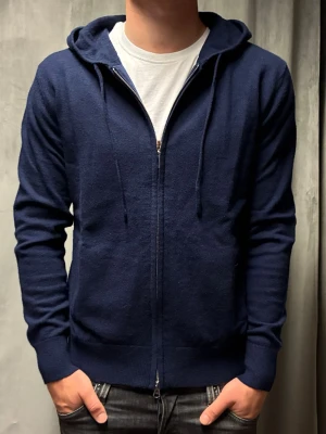 Kashmir/Merino zip hoodie - En marinblå Kashmir/Merino zip hoodie i storlek S! Modellen är 177cm! Sparsamt använd, bra skick! Hör av dig vid frågor!🌟