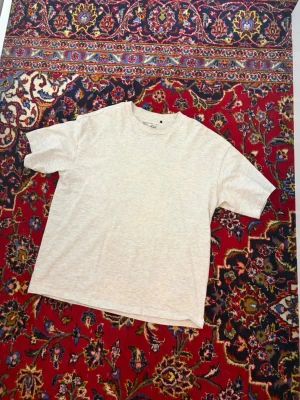Grå boxy t-shirt från Weekday - Säljer en grå boxy t-shirt från Weekday i modellen Great Boxy. T-shirten har en avslappnad passform, korta ärmar och är gjord i ett tjockare bomullsmaterial. Perfekt för dig som gillar en clean och enkel stil.