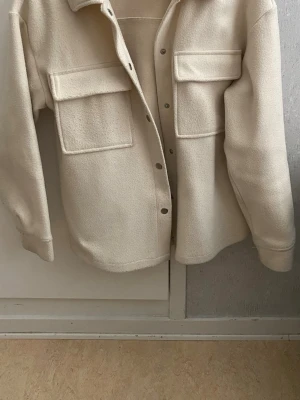 Oversized skjortjacka - Oversized skjortjacka från Gina Tricot som inte används längre. Storlek XS men passar någon som är S också.