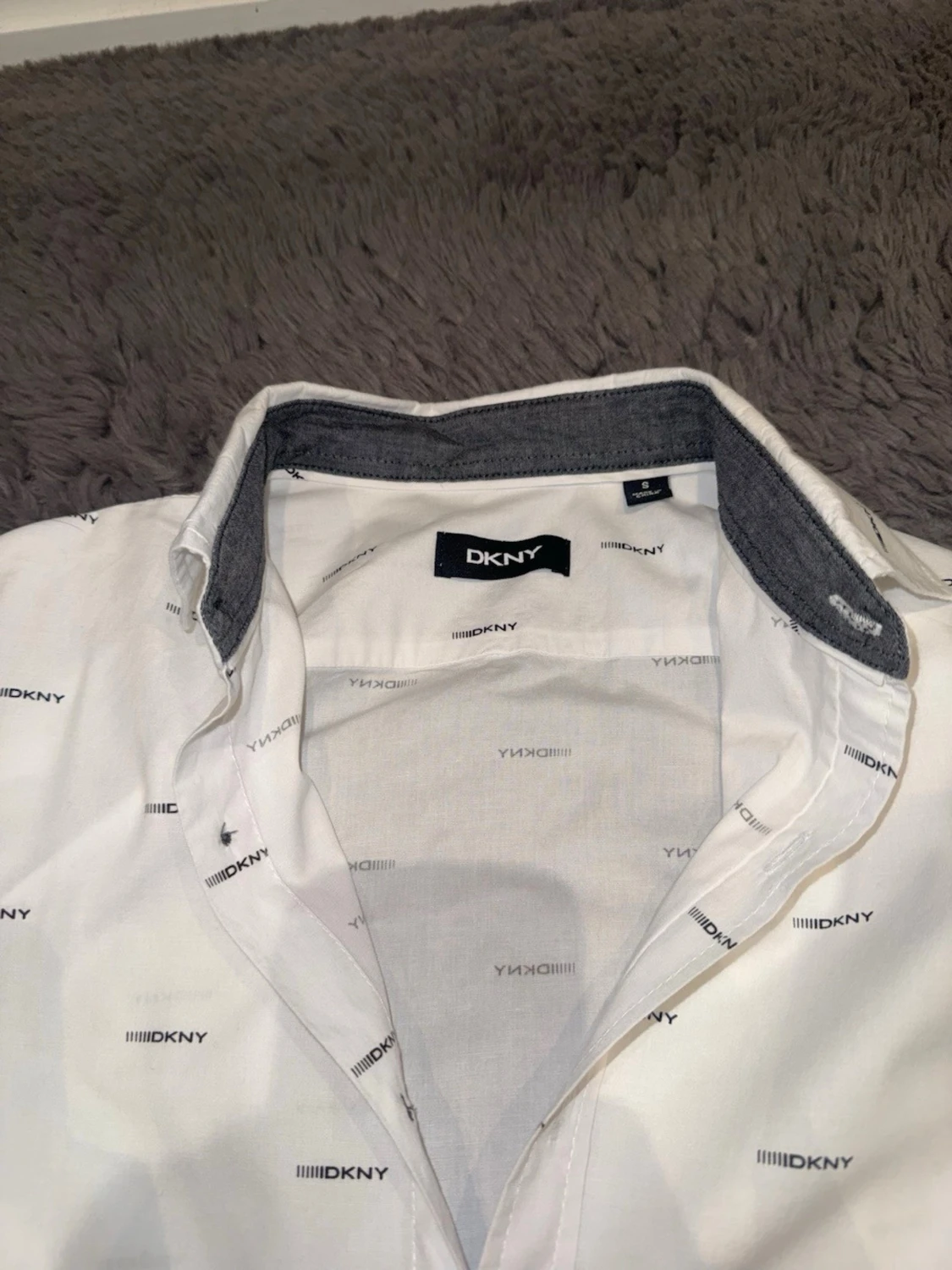 Vit skjorta från DKNY med logotypmönster - 1